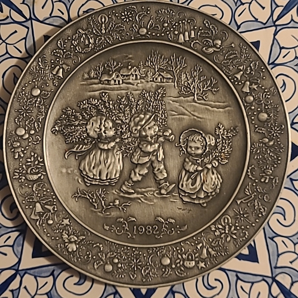 Hallmark fine pewter plate 1982 Christmas tree